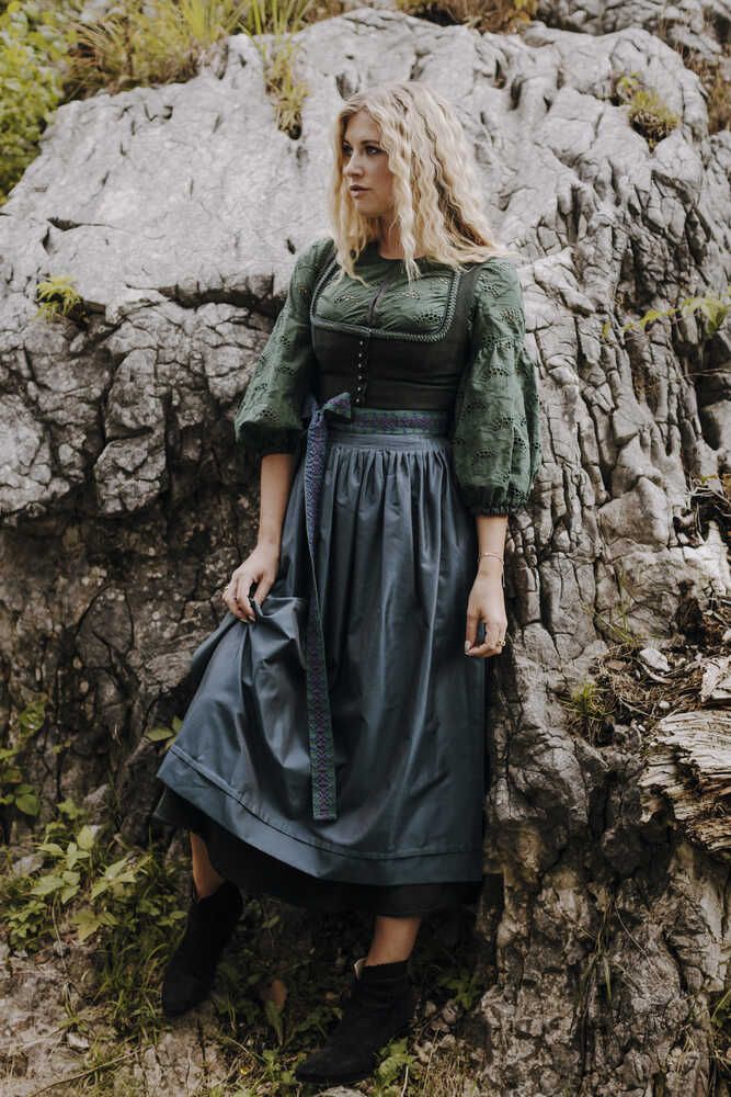 Dirndl in tannengrün aus dünnem Jacquardstoff_01