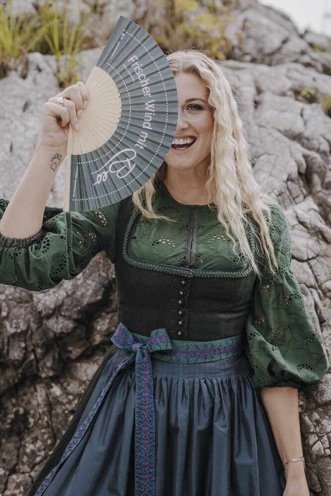 Dirndl in tannengrün aus dünnem Jacquardstoff_03